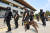 네 번째 테러 예고 메일이 접수된 지난 16일 오후 인천시청에서 경찰특공대와 탐지견이 폭발물 수색에 나서고 있다. 연합뉴스