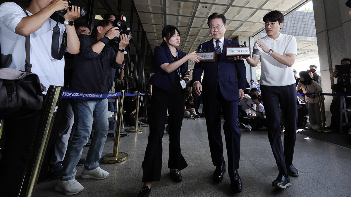 이재명 더불어민주당 대표가 서울중앙지검에 출두하고 있다. 강정현 기자