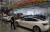 지난 5월 12일 테슬라 상하이 기가팩토리 완성품 조립 공장에서 빗물테스트를 기다리는 차들이 줄지어 서 있다. 신화통신