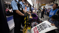 “불법시위 멈추라”는 역장에 휠체어 들이받은 전장연 활동가 집유
