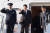 기시다 후미오 일본 총리가 지난 17일 오후 미국 캠프데이비드에서 열리는 한미일 3국 정상회담에 참석하기 위해 일본 하네다 공항을 출발하고 있다. AFP=연합뉴스