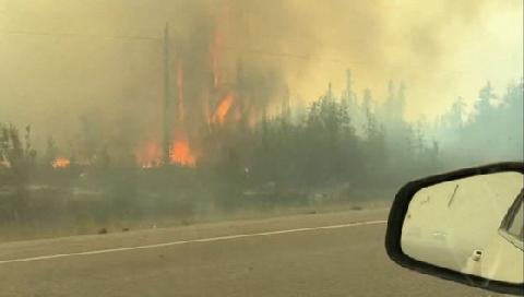 지옥 같은 산불 덮친다, 도시 2만명 통째 대피…캐나다 비명