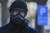 지난해 12월 중국 베이징에서 한 남성이 방독면을 쓰고 거리를 걷고 있다. AP=연합뉴스