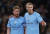 엘링 홀란(오른쪽)과 케빈 더브라위너는 지난 시즌 맨체스터 시티의 트레블을 이끈 공로를 인정 받아 나란히 UEFA 올해의 선수 최종 후보군에 이름을 올렸다. 로이터=연합뉴스