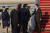 윤석열 대통령이 17일(현지시간) 미국 워싱턴D.C 인근 앤드루스 공군기지에 도착해 환영객들과 인사하고 있다. 연합뉴스