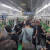 19일 낮 12시 40분경 서울 지하철 2호선에서 흉기 난동을 부린 50대 남성을 경찰이 체포하는 모습. 온라인 커뮤니티 캡처
