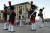 이달 중순 프랑스 코르시카에서 옛 복장을 입은 사람들이 나폴레옹의 탄생 기념 행사에서 연주하는 모습. 코르시카는 1768년 프랑스에 합병됐고, 나폴레옹은 이듬해인 1769년 8월 15일 코르시카에서 태어났다. [AFP=연합뉴스]