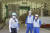 기시다 후미오 일본 총리(왼쪽)가 20일 후쿠시마 제1원전을 방문해 관계자들에게 오염수 방류 과정에 대한 설명을 듣고 있다. AP=연합뉴스