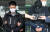 21년 동안 미제사건으로 남아있던 대전 국민은행 권총 강도 살인 사건의 피의자 이승만(왼쪽)과 이정학이 지난해 9월 겅찰로 송치되고 있다. 뉴스1