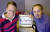 페이팔(Paypal)의 창업자 피터 틸(왼쪽)과 일론 머스크.가 페이팔 로고가 적힌 컴퓨터를 사이에 두고 사진을 찍은 모습. 머스크는 2017년 페이팔 측으로부터 X.com 도메인을 되샀다. AP=연합뉴스