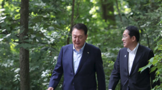 귀국길 오염수 문제 입 연 기시다 "판단 최종단계 이르렀다"