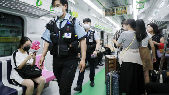 [사진] 연이은 흉악범죄, 지하철 순찰 강화