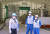 기시다 후미오 총리(왼쪽)가 20일 오염수 방류를 앞둔 후쿠시마 원전을 방문했다. [연합뉴스]