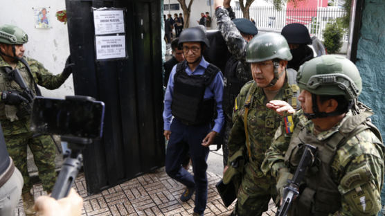 “방탄조끼 입고 투표”…‘후보 암살 혼란’ 에콰도르 대선 투표 마쳐