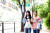 오윤서(왼쪽)·구시연 학생기자가 폐현수막을 활용한 업사이클링에 대해 배우고 폐현수막 에코백·파우치를 장식해봤다. 