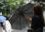 22일 서울 종각역에서 시민들이 비가 내리자 우산을 쓰고 있다. 뉴스1