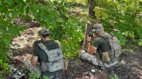 전차 격파 후 스마트폰 들었다…전투게임 하는 우크라 군인들