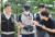 인터넷상에서 여성 겨냥 살해 협박글을 올린 30대 남성 A씨가 22일 오후 인천지법에서 열린 구속 전 피의자 심문(영장실질심사)에 출석하고 있다. 뉴스1