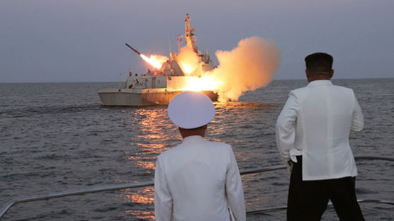 [사진] 김정은, 함정서 미사일 시험발사 참관
