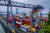 지난달 28일(현지시간) 독일 프랑크푸르트 항구에 놓인 컨테이너. AP=연합뉴스