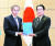 라파엘 그로시 IAEA 사무총장은 지난달 4일 일본을 방문해 기시다 후미오 총리에게 "일본의 오염수 해양 방류 계획은 국제 안전기준에 부합한다"는 내용의 최종 안전성 검토 보고서를 전달했다. 로이터=연합뉴스
