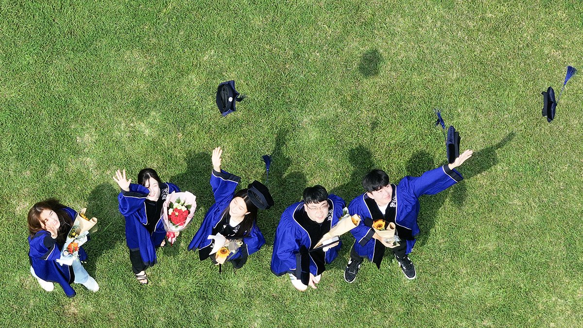 졸업생들이 학사모를 던지며 기념촬영을 하고 있다. 연합뉴스