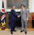 유웅환 한국벤처투자 대표가 6월 12일(현지시각) 도미닉 존슨 영국 투자 장관(왼쪽)과 만나 영국 런던 사무소 개소 이후 한국과 영국의 벤처생태계 협력 방안을 모색하기 위해 회담을 나눴다. / 사진:한국벤처투자