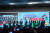 제로베이스원이 지난 19일 미국 LA에서 개최된 '케이콘 LA 2023'에서 공연하고 있다. 사진 웨이크원 