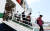 코로나19 사태로 중단됐던 한중 국제여객선이 지난 12일부터 운항을 재개했다. 중국 웨이하이 항에서 약 14시간 걸리는 밤샘 여객선을 타고 평택항에 도착한 중국인들이 배에서 내리고 있다. [연합뉴스]