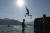 지난달 17일 코모 호수에서 물놀이를 즐기고 있는 사람들. AP=연합뉴스