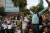 23일 인도 뭄바이에서 시민들이 찬드라얀 3호의 달 착륙 소식이 전해지자 환호하고 있다. AP=연합뉴스
