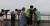 지난 7월 25일 오후 인천시 강하군 평화전망대를 찾은 외국인 관광객들이 북녘을 살펴보고 있다. 연합뉴스