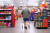 지난 1일(현지시간) 독일 베를린의 한 슈퍼마켓에서 고객이 카트를 밀고 있다. AFP=연합뉴스