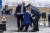 조 바이든 미국 대통령(가운데)이 지난 6월 1일 미 콜로라도주 공군사관학교에서 열린 졸업식에서 연설을 마치고 이동하던 중 넘어지고 있다. AP=연합뉴스
