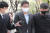 코인원 상장 비리에 연루된 전직 코인원 상장팀장 김모(31)씨가 지난 4월 10일 구속 전 피의자 심문에 출석하기 위해 서울 신정동 서울남부지법에 들어서고 있다. 뉴스1