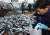 일본 후쿠시마 원전 방사능 오염수 방류가 하루 전인 지난 23일 오전 부산 사하구 부산시수협 다대공판장에서 방사능 검사 요원이 수산물 신속 검사를 위해 어선에 올라 시료를 채취하고 있다. 뉴스1