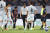 인천 유나이티드와 수원FC의 K리그 경기 도중 그라운드에 생긴 구덩이를 양 팀 선수들과 잔디 관리인이 살펴보고 있다. 사진 프로축구연맹