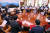국민의힘 의원들이 24일 국회의장실을 찾아 김진표 의장(왼쪽 셋째)에게 8월 임시국회 회기를 오는 25일 조기 종료하는 민주당의 안건을 수용한 것에 대해 항의하고 있다. [연합뉴스]