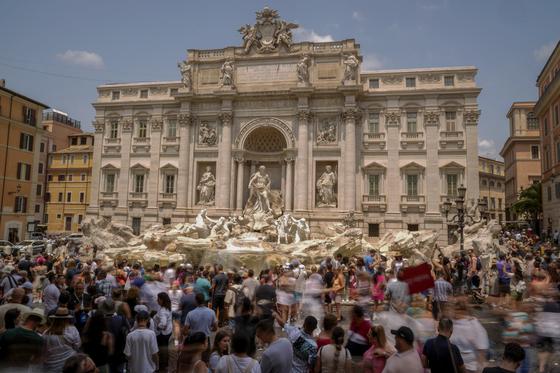 이탈리아 로마의 유명 관광지인 트레비 분수 주변이 지난 6월말 관광객으로 붐비는 모습.[AP=연합뉴스]