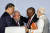 시진핑 중국 국가주석(왼쪽)과 나렌드라 모디 인도 총리(오른쪽)가 24일(현지시간) 남아프리카공화국 요하네스버그에서 열린 브릭스(BRICS) 정상회의에서 악수하고 있다. AFP=연합뉴스
