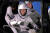 미 항공우주국(NASA) 우주비행사 재스민 모그벨리가 지난 26일 플로리다주 NASA 케네디 우주센터에서 크루 7 임무 발사를 위한 크루 드래곤 우주선에 탑승하기 직전 모습. AFP=연합뉴스