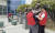 지난해 4월 21일 오후 서울 용산구 합참 청사 앞으로 홍범도 장군의 흉상(오른쪽)이 옮겨지고 있다. 연합뉴스 
