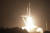 지난 26일(현지시간) 미국 플로리다주 케이프 커내버럴의 케네디 우주센터에서 국제우주정거장(ISS) 임무를 수행하는 크루 드래곤 우주선을 실은 스페이스X 펠컨9 로켓이 이륙하고 있다. AP=연합뉴스