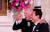 지난 4월 백악관 만찬에서 윤석열 대통령이 아메리칸 파이를 부른 뒤 조 바이든 대통령과 어깨동무를 하는 모습. 사진 대통령실