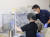 26일 일본 미야기현 다가조에 있는 한 연구시설 관계자들이 후쿠시마현 앞바다에서 잡힌 생선을 통해 방사성 물질인 삼중수소(트리튬) 검사를 하고 있다. 연합뉴스