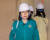 민방위 훈련이 실시된 23일 김현숙 여성가족부 장관이 정부서울청사에서 훈련 공습경보가 발령되자 지하 방공호로 대피하고 있다. 연합뉴스