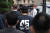지난 6월 20일(현지시간) 윤석열 대통령이 천안함 46용사를 기리기 위해 제작된 모자와 티셔츠를 입고 숙소 인근 파리 몽소 공원을 산책하는 모습. 사진 대통령실