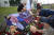 상트페테르부르크 옛 PMC 바그너 센터 인근의 비공식 추모공간에 꽃을 놓고 있는 시민들. AP=연합뉴스