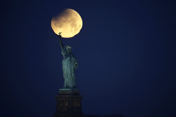 지난 2018년 1월 31일 뉴욕에서 관측된 수퍼 블루문.이날은 달이 지구의 그림자에 가려지는 개기월식도 있었다. AP=연합뉴스