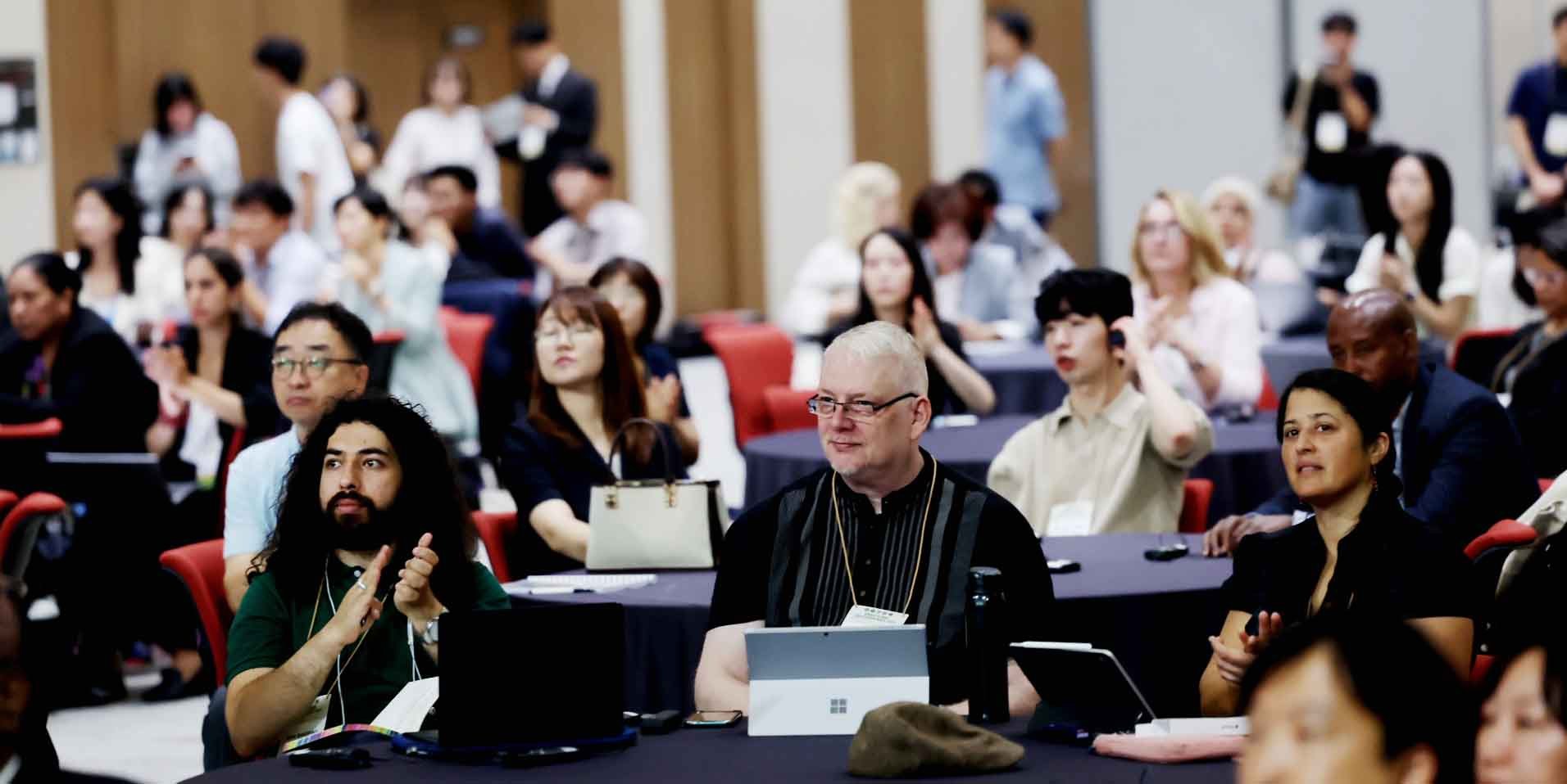 ‘국제포럼개회식’에 참석한 참석자들이 기조연설을 듣고 있다. 사진공동취재단